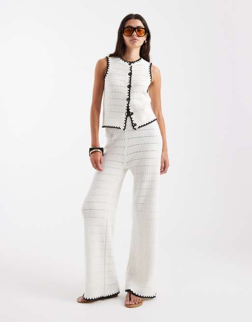 Conjunto color crema de pantalones y chaleco de traje con ribetes de punto festón de New Look, 3 de 3