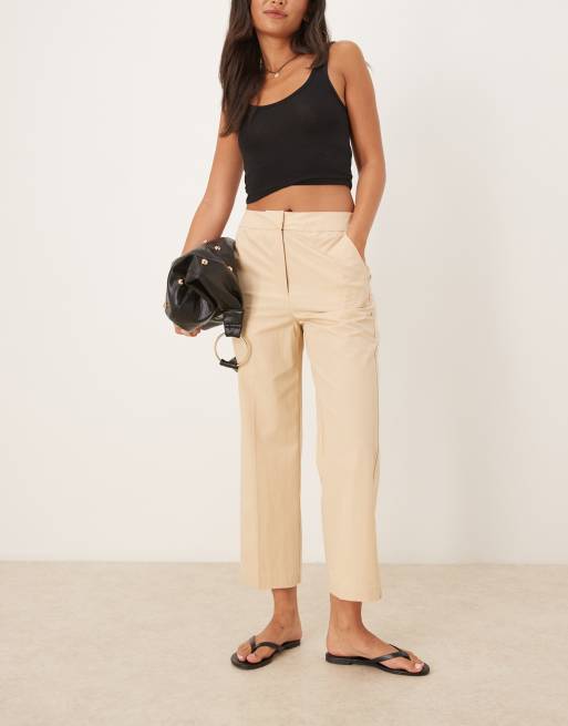 Pantalones color crema de corte ancho con pinzas de Mango