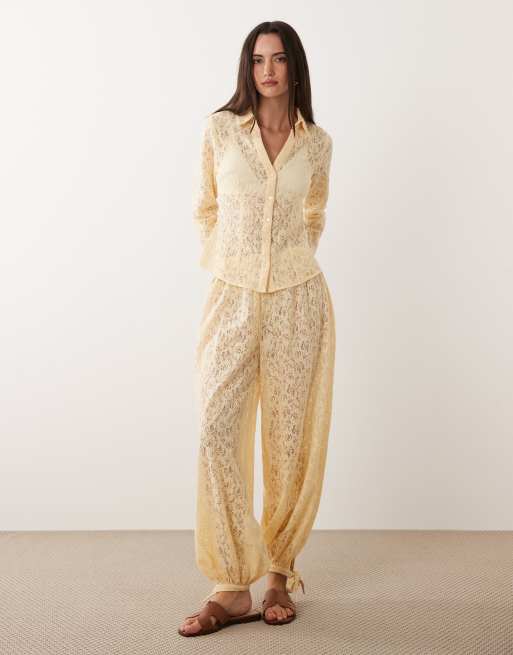 Pantalones color crema de corte globo de encaje de Miss Selfridge