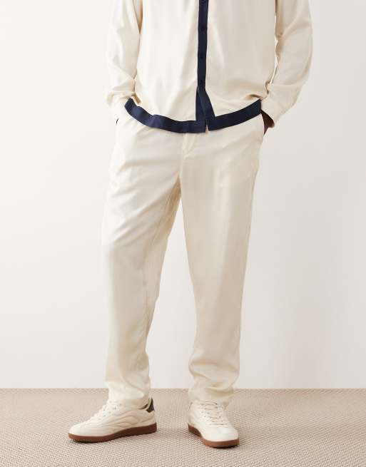 Pantalones color crema de corte tapered de ASOS DESIGN (parte de un conjunto)