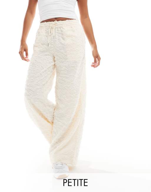 Pantalones color crema de pernera ancha con lazada en la cintura y patrón texturizado de aplicación de Vero Moda Petite