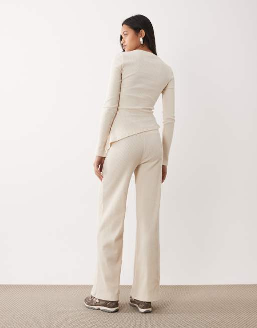 Pantalones color crema de pernera ancha de canalé de ASOS DESIGN (parte de un conjunto), 5 de 5