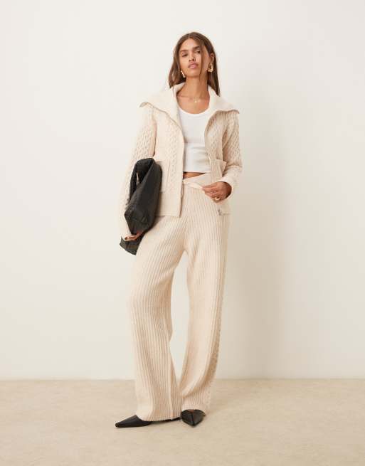 Pantalones color crema de pernera ancha de punto con detalle de costura de punto de ochos en el lateral de ASOS DESIGN