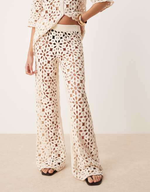 Pantalones color crema de pernera ancha de punto de croché de ASOS DESIGN (parte de un conjunto), 3 de 5