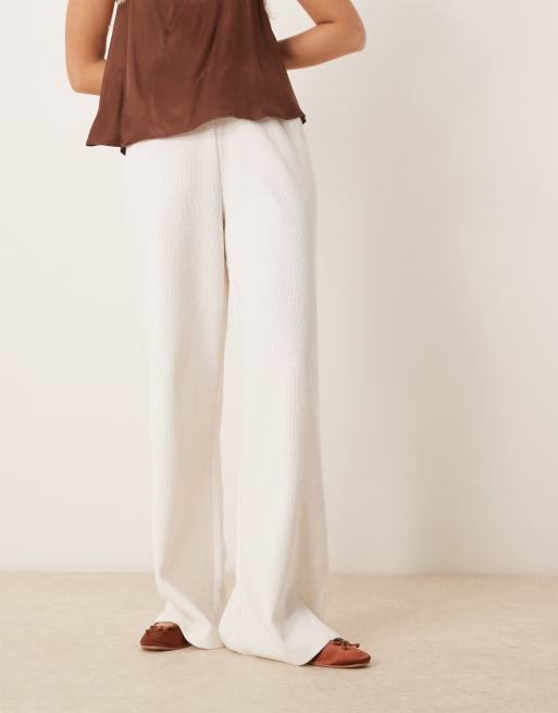Pantalones color crema de pernera ancha de punto gofrado de ASOS DESIGN