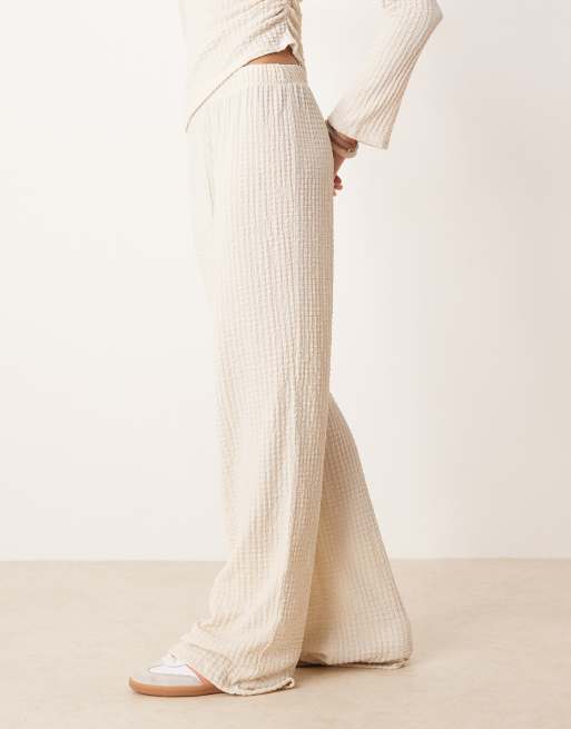 Pantalones color crema de pernera ancha de tejido texturizado de ASOS DESIGN (parte de un conjunto), 2 de 5