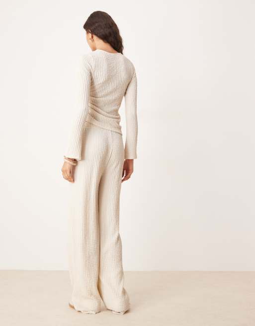 Pantalones color crema de pernera ancha de tejido texturizado de ASOS DESIGN (parte de un conjunto), 4 de 5
