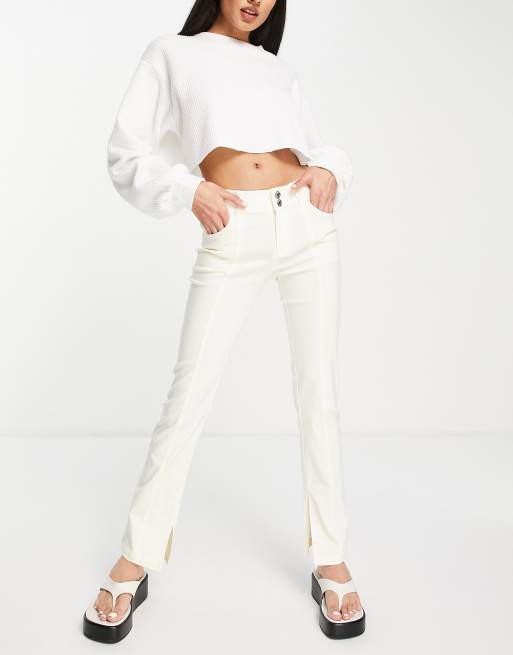 Pantalones color crema de talle bajo con abertura en el bajo de bengalina de ASOS DESIGN