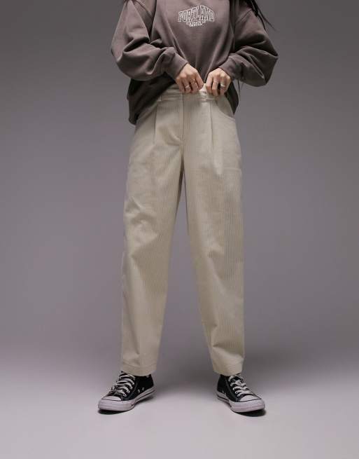 Pantalones color crudo con pinzas de pana de Topshop
