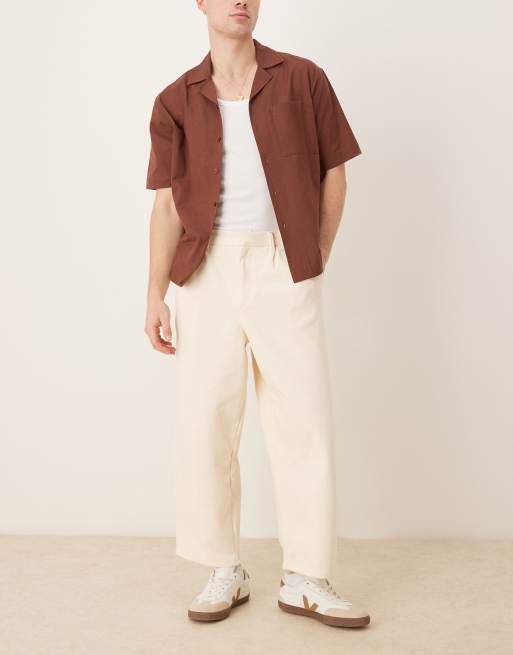 Pantalones color crudo de corte globo con trabillas para cinturón de ASOS DESIGN