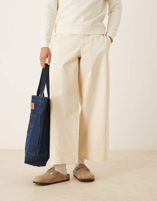 Pantalones color crudo de corte herradura de sarga de ASOS DESIGN