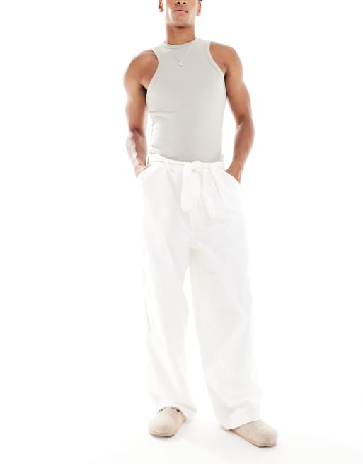 Pantalones color crudo de pernera ancha con cinturón y pinzas delanteras de lona de ASOS DESIGN