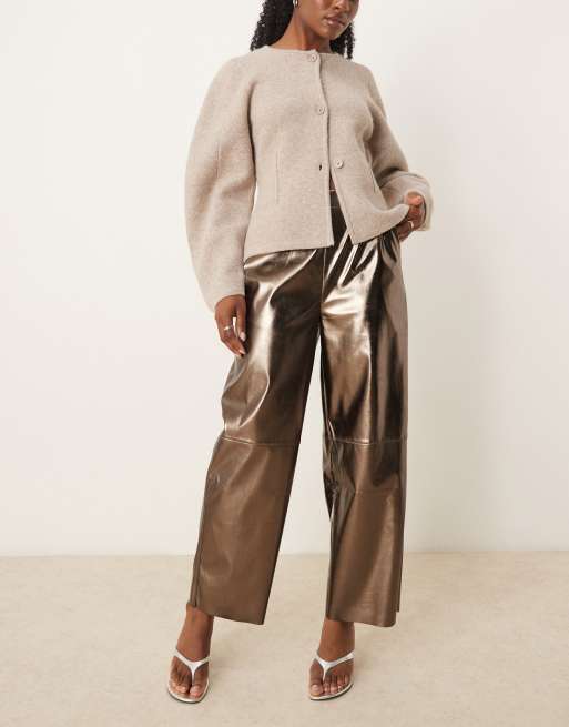 Pantalones color latón de corte barrel sin cierres de cuero sintético de ASOS DESIGN