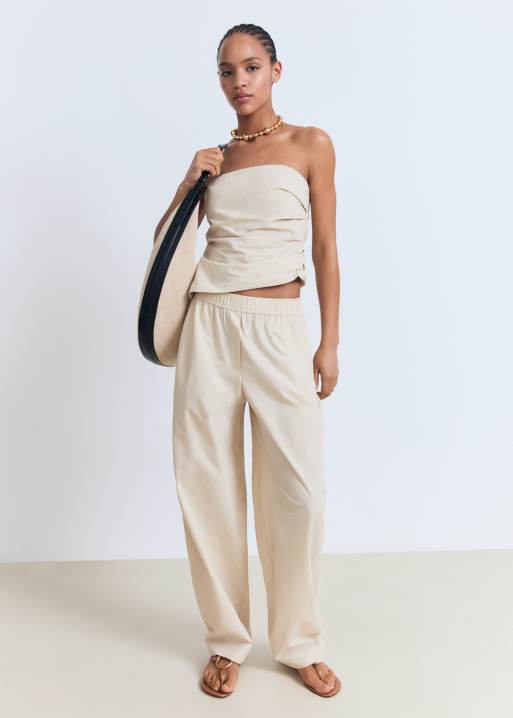 Pantalones color marfil con cintura paperbag elástica de Mango (parte de un conjunto)