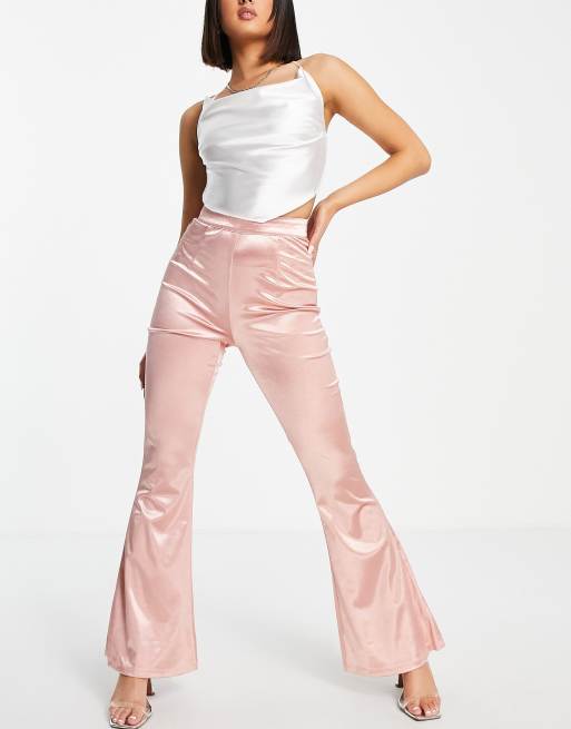 Pantalones color melocotón acampanados de satén de Club L London (parte de un conjunto)