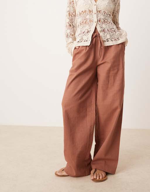 Pantalones color moca a rayas sin cierres de tejido efecto lino de ASOS DESIGN Petite, 2 de 5