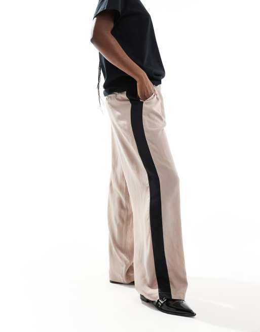 Pantalones color moca con pinzas y paneles en contraste de ASOS DESIGN