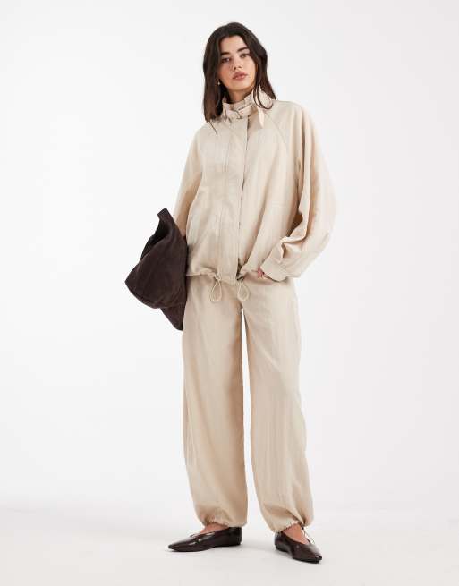 Pantalones color piedra de corte globo con detalle de anilla utilitaria en forma de D de ASOS DESIGN (parte de un conjunto)