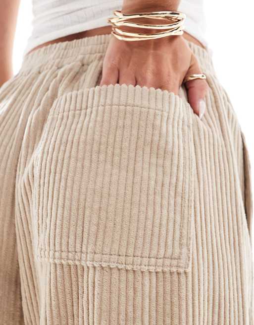 Pantalones color piedra de pernera barrel de pana de ASOS DESIGN Petite, 5 de 5