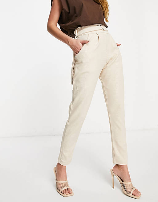Pantalones color piedra de tiro alto de poliuretano efecto cocodrilo de Femme Luxe