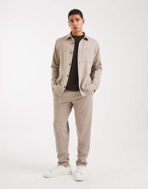 Conjunto color piedra de pantalones y chaqueta estilo camisa de piqué de punto de New Look, 2 de 3