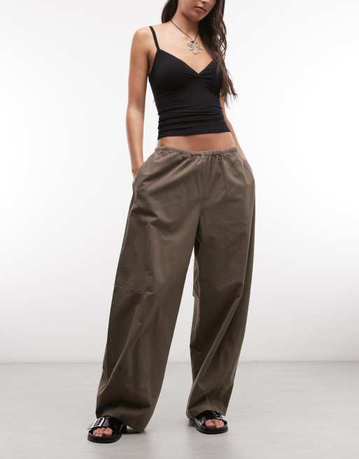 Pantalones color topo de corte barrel y estilo paracaidista de Weekday