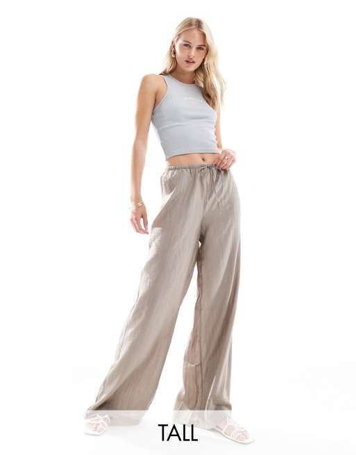 Pantalones color topo de pernera ancha con cordón ajustable en la cintura de tejido texturizado de Vero Moda Tall