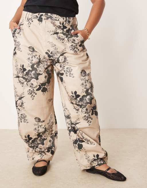 Pantalones color topo de pernera barrel con estampado floral de ASOS DESIGN Curve, 2 de 5