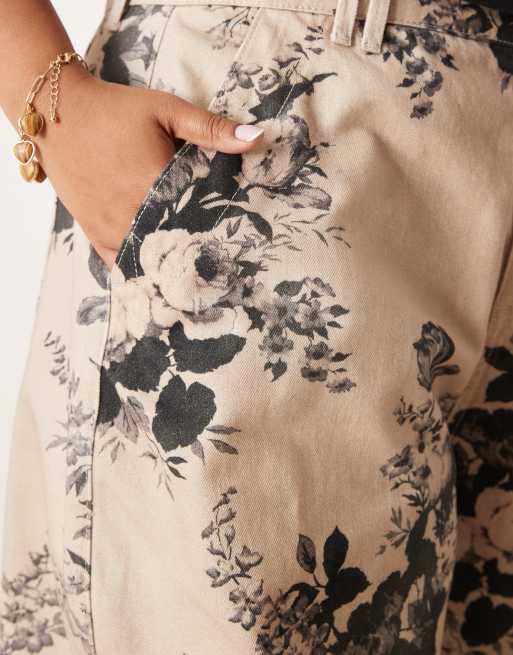 Pantalones color topo de pernera barrel con estampado floral de ASOS DESIGN Curve, 3 de 5