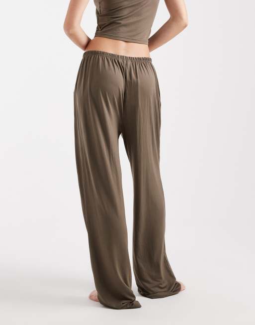 Pantalones color topo oscuro de pernera recta con cinturilla estilo bóxer de tejido supersuave Mix & Match de Loungeable, 4 de 4
