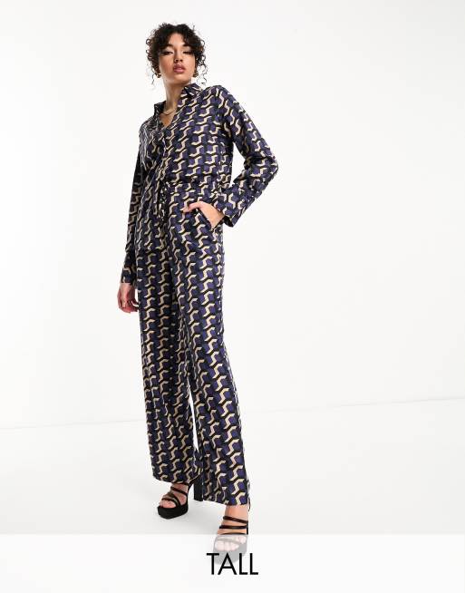 Pantalones con estampado geométrico de satén de Vero Moda Tall (parte de un conjunto) 