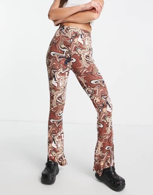 Pantalones con estampado marmoleado de pernera ancha de punto de Violet Romance Tall, 2 de 4