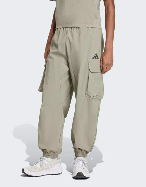 Pantalones cortavientos color piedra plateado City Tech de adidas Performance