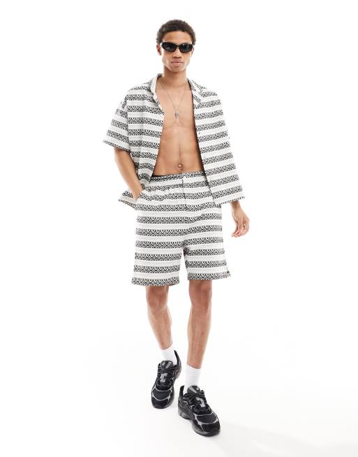 Pantalones cortos a rayas blancas y negras de jacquard de Native Youth (parte de un conjunto)