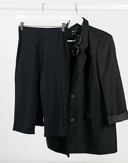 Pantalones cortos ajustados de corte largo en negro de Club L London (parte de un conjunto)