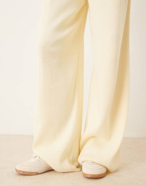 Pantalones cortos amarillo crema de punto de ASOS DESIGN (parte de un conjunto), 4 de 5