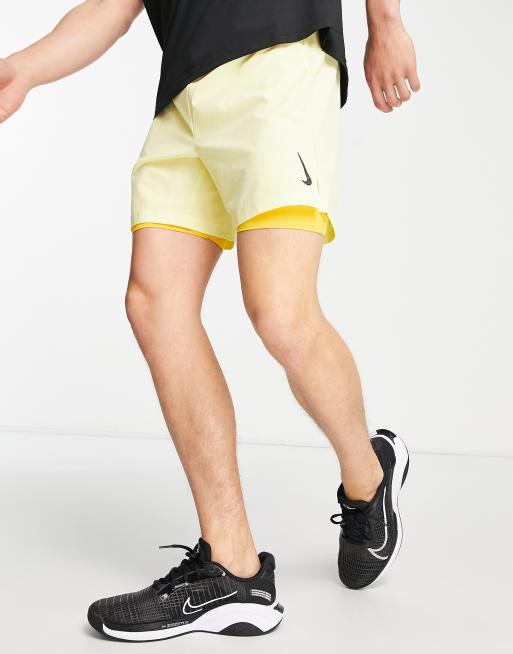 Anotar amplio Uluru Pantalones cortos amarillo limón con diseño 2 en 1 de Nike Yoga | ASOS