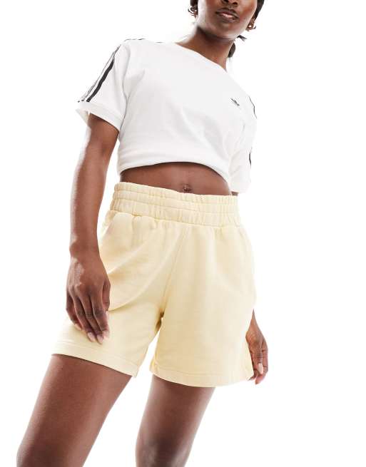 Pantalones cortos amarillo pálido de punto liso de adidas Originals Essentials