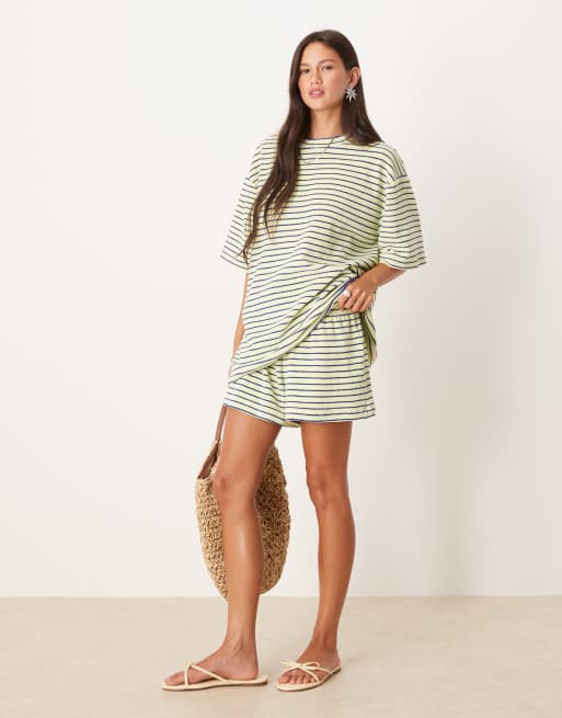 Pantalones cortos amarillos a rayas estilo bóxer de tejido de rizo de ASOS DESIGN (parte de un conjunto), 2 de 5