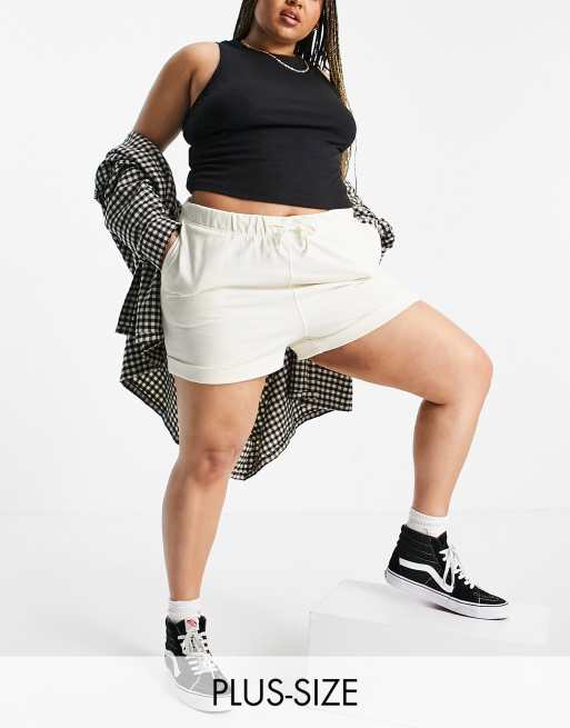 Pantalones cortos amarillos con bajos vueltos de Urban Bliss Plus (parte de un conjunto)