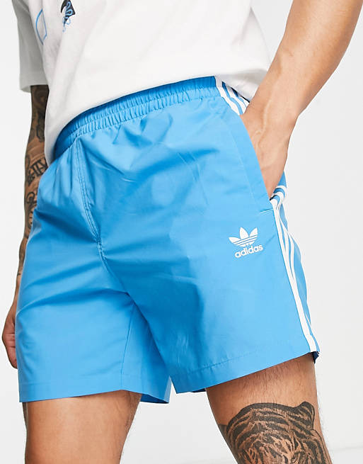 Pantalones cortos azul cielo con tres rayas de adidas | ASOS