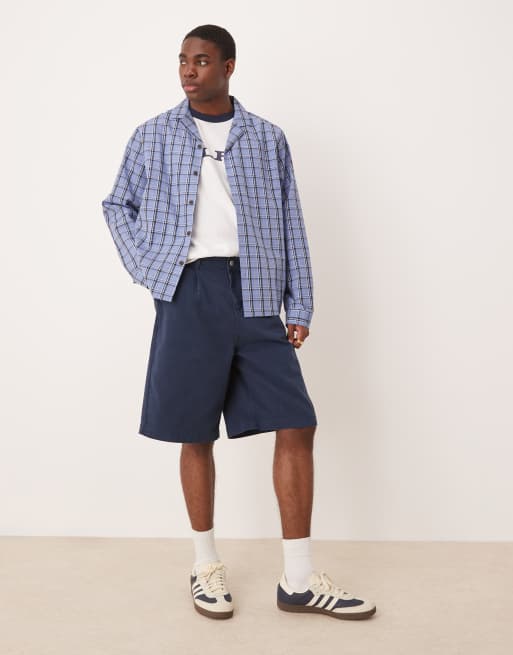 Pantalones cortos azul marino de corte alargado con pinzas de ASOS DESIGN, 4 de 5