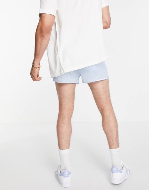 Pantalones cortos azules de corte slim de satén texturizado de ASOS DESIGN, 2 de 4