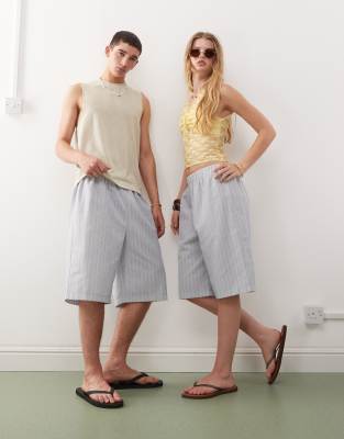 Pantalones cortos azules unisex de corte alargado extragrande con estampado de rayas brillantes de Reclaimed Vintage - view 1