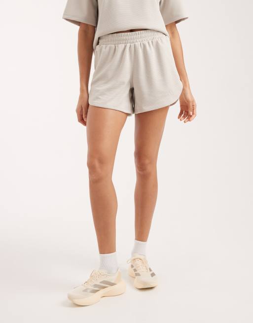 Pantalones cortos beige de tejido gofrado Pacer workout de adidas performance, 2 de 5