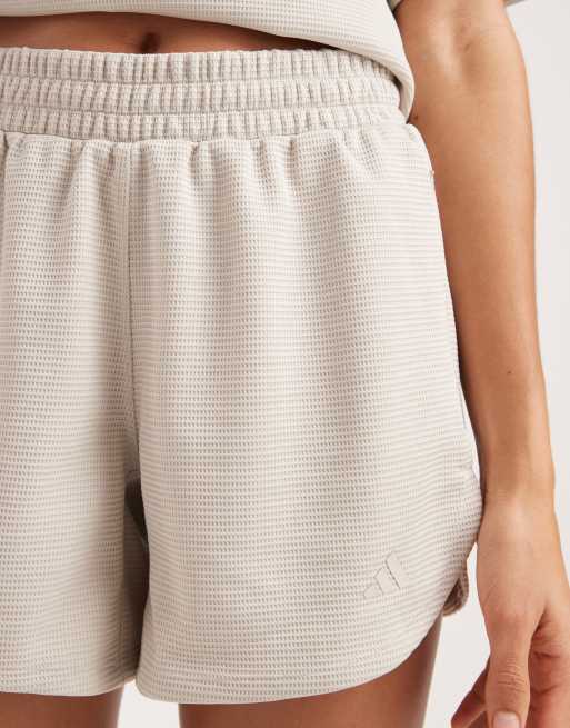 Pantalones cortos beige de tejido gofrado Pacer workout de adidas performance, 5 de 5