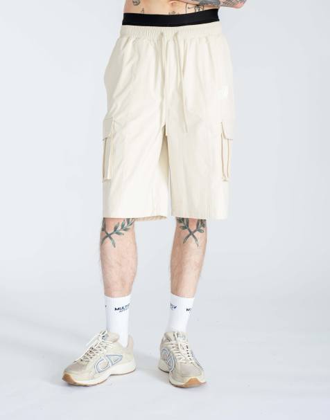Pantalones cortos beis cáscara de pistacho extragrandes con diseño utilitario multifunción de Multiply Apparel - view 1
