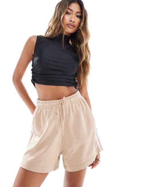 Pantalones cortos beis con diseño de 3 rayas de adidas Originals