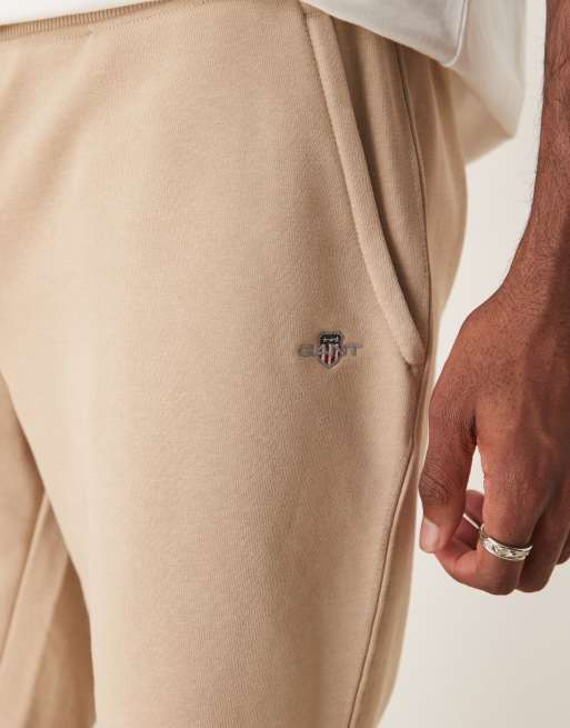 Pantalones cortos beis con logo de escudo de tejido de sudadera de GANT (parte de un conjunto), 3 de 5