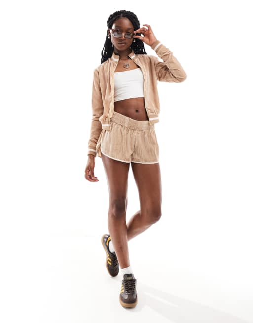 Pantalones cortos beis de estilo deportivo de velour de Lioness (parte de un conjunto)